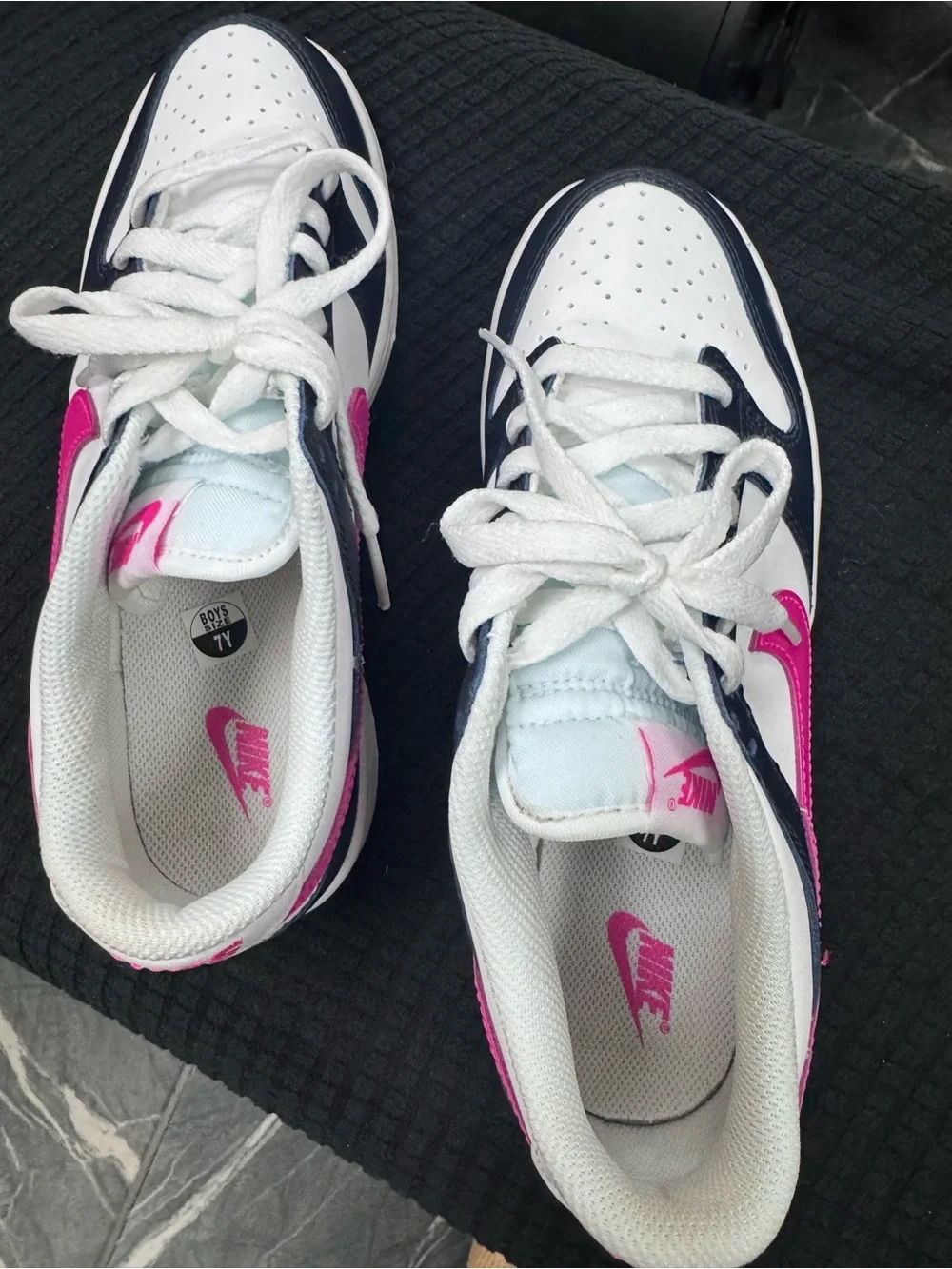 Nike Kids Low-Top Sneakers in Navy, White & Pink    Boys 7Y * Women’s: 8.5